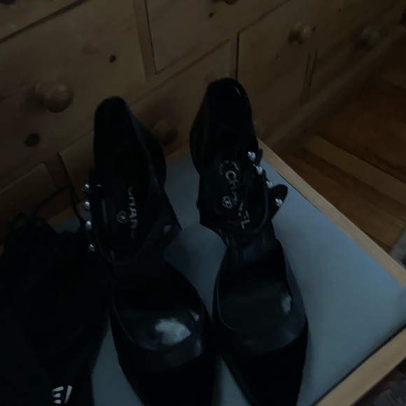 Chanel black high heel shoes - Picture 2 of 5
